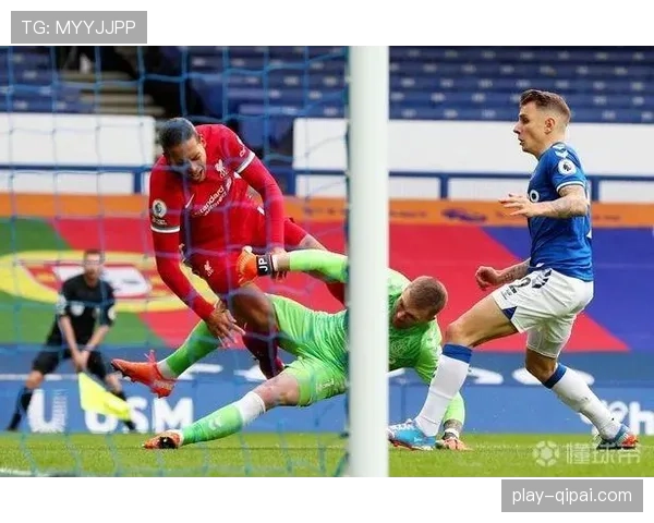 埃弗顿皮克福德后场大脚开球 直接发起快速反击战术